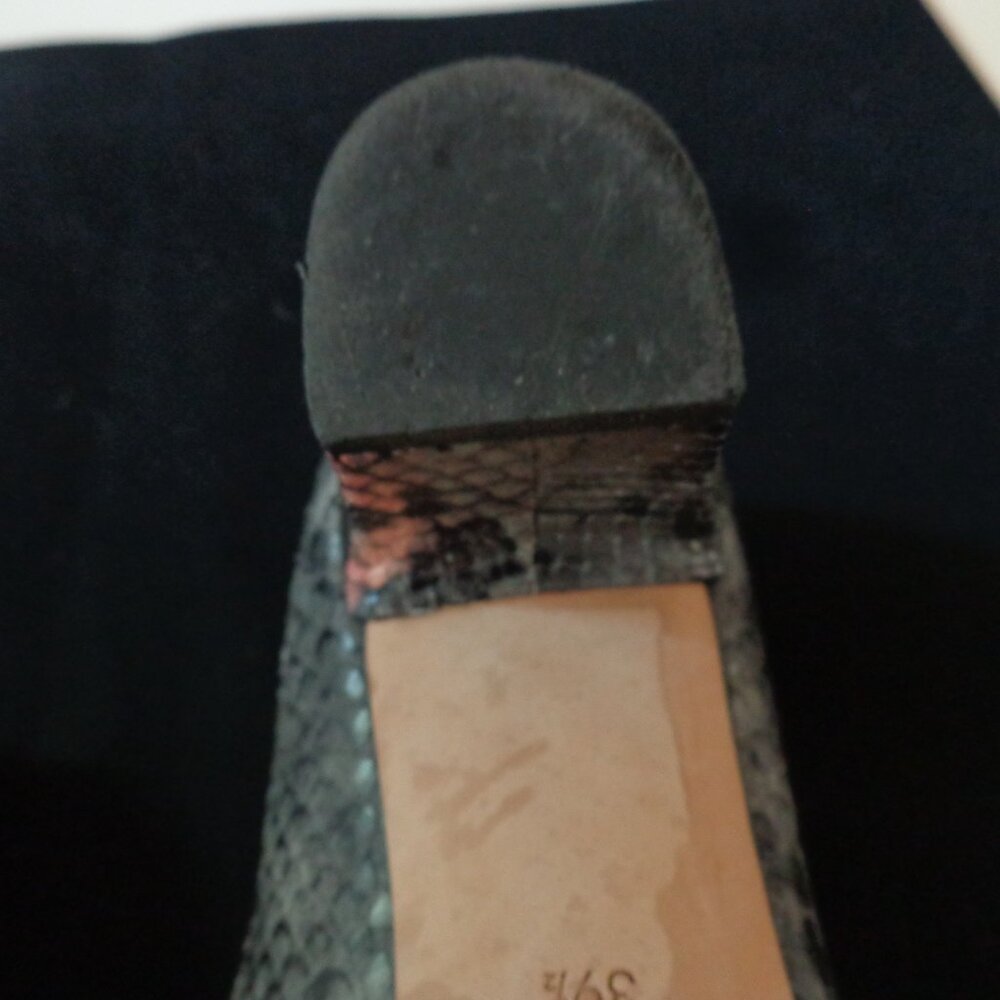 SJP Sarah Jessica Parker Snakeskin Gray and Pink Pumps - Picture 8 of 10